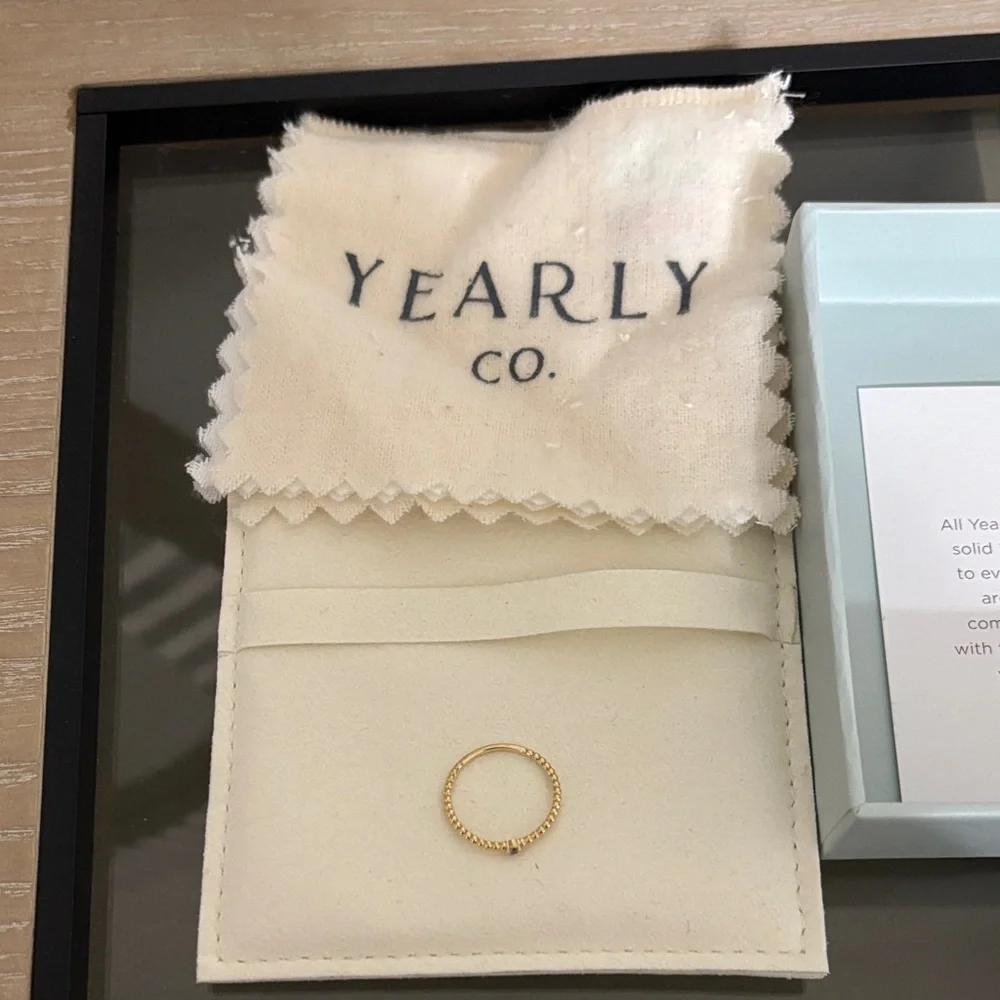 Gold and Diamond Ring - Picture 2 of 6